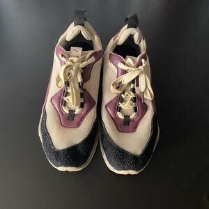 Stylish Unisex Sneakers by Reebok - Unique Design in Cream and Maroon